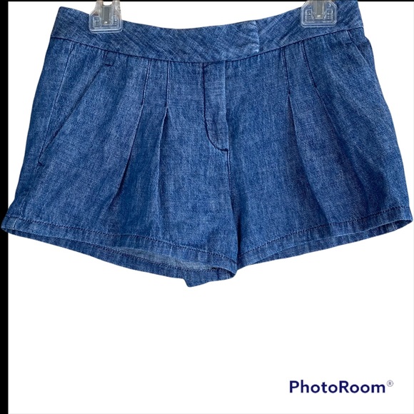 THEORY Dalassa Wile Pleated 100% Cotton Denim Shorts Size 4 - Picture 2 of 5